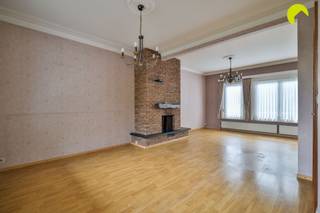 <p><span>Deze charmante bel-étage woning is gelegen op een uitstekende locatie in de gegeerde Oosterveldwijk en beschikt over een bijzonder degelijke structuur. </span></p><p><span>Mits de nodige modernisering vormt deze woning een uitstekende basis voor wie op zoek is naar een huis in deze topwijk.</span></p><p><span> </span></p><p><span>Indeling</span></p><p><span> </span></p><p><span>De inkomhal heeft nog de originele dambord-vloer en houten trap. De traploper kan eenvoudig en zonder schade worden verwijderd.</span></p><p><span>Er is een kast onder de trap en een gastentoilet.</span></p><p><span>Rechts vinden we de garage en achteraan zijn er nog 2 ruimtes waarvan de linkse werd gebruikt als wasberging. De rechtse kan diverse doelen dienen en biedt toegang tot het ommuurde tuintje (+/- 34 m²)</span></p><p><span>Op de eerste verdieping bevinden zich de lichtrijke leefruimte en de keuken. Dankzij de grote raampartijen geniet de leefruimte van aangenaam natuurlijk licht. De keuken sluit rechtstreeks aan op een fijn terras, waardoor binnen- en buitenruimte mooi met elkaar verbonden worden.</span></p><p><span>De tweede verdieping omvat twee ruime slaapkamers en een derde, kleinere kamer die bijvoorbeeld kan worden ingericht als kinderkamer, bureau of dressing. </span></p><p><span>Verder bevindt zich hier de badkamer met douche en tevens een tweede overdekt terras.</span></p><p><span> </span></p><p><span>Grootste troeven</span></p><p><span> </span></p><ul><li><span>Gegeerde ligging in de Oosterveldwijk</span></li><li><span>Zeer degelijke en solide structuur</span></li><li><span>Inpandige garage en oprit met plaats voor twee wagens</span></li><li><span>Aangenaam en volledig ommuurd tuintje + 2 overdekte terrassen</span></li><li><span>Drie slaapkamers, waarvan twee zeer ruime</span></li><li><span>Uitstekende basis om de woning verder naar eigen smaak te moderniseren</span></li></ul><p><span> </span></p><p><span>EPC: 381 kWh/m² jaar - D-label = Géén renovatieplicht van toepassing</span></p><p><span>Waterinfo: G-score A - P-score A</span></p><p><span> </span></p><p><span>Voor een bezoek ter plaatse kan u ons contacteren op het nummer 03 449 42 41 of mail ons via hallo@habicom.be</span></p><p><span>Benieuwd naar de waarde van jouw woning? Check het gratis op www.watismijnhuiswaard.be</span></p>