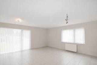 Gelijkvloers appartement te huur in centrum Oudenburg. Dit instapklaar appartement heeft een zonnige tuin, woonkamer met heel veel lichtinval en open keuken (ingericht met toestellen), 2 slaapkamers, badkamer met ligbad en berging. Rustig gelegen. Beschikbaar vanaf 01/09/2026. Geen huisdieren volgens algemeens reglement van de basisakte. Maandelijkse huurprijs:€ 825/ maand + 50 euro syndickosten/maand + € 25 provisie water+ garage inbegrepen.<br />EPC 330 kWh/m² (ref:OU29145)