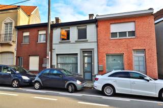 <p><span>VERRASSEND RUIME STADWONING </span></p><p><span> </span></p><p><span>Deze woning komt dapper uit de hoek met verrassend veel woonruimte.<br />Het gelijkvloers voorziet in twee extra large leefruimtes en een tussengelegen woonkeuken.<br />De keuken houdt het sober maar de ruimte op zich heeft veel in zijn mars, ook aan lichtinval is er geen tekort.</span></p><p><span>Vanuit de trahal komt het verdiep tot leven. Er zijn 2 aparte ruimtes die kunnen ingezet worden als slaapkamer.<br />Achteraan is een opgebouwd volume nu dienstdoende als hobby ruimte maar vlot te integreren in het geheel.<br /><br />Er is een sobere badkamer en een overdekt terras. <br />Met praktische bergkelder.</span></p><p><span> </span></p><p><span>DAKEN VERNIEUWD<br />VEEL WOONRUIMTE<br />VEEL LICHT<br />MOOIE HOBBYRUIMTE <br /><br /><br /></span></p><p><span> </span></p><p><span> </span></p><p><span> </span></p><p><span> </span></p><p><span> </span></p>