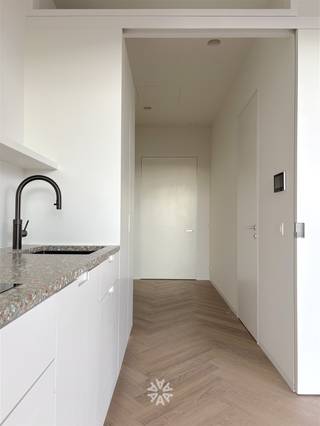 <p><span>GHENT</span><span>- </span><span>Bijlokehof 4</span><span>: Vous êtes à la recherche d'un </span><span>appartement exceptionnel nouvellement construit avec</span><span> une belle vue sur le parc de la Bijloke </span><span>à louer à Gand ?</span><span> Ce bien est peut-être fait pour vous.</span></p><p><span> </span></p><p><span>Les principaux atouts en bref :</span></p><ul><li><span>Projet de construction neuve très bien achevé </span></li><li><span>Terrasse spacieuse avec vue sur le parc de la Bijloke et l'ancienne église de la Bijloke</span></li><li><span>Hauts plafonds avec rideaux sur mesure</span></li><li><span>Armoires encastrées</span></li><li><span>Cave spacieuse incluse, point d'électricité fourni</span></li><li><span>Possibilité de louer des places de parking souterrain supplémentaires à €120/mois + 30 frais généraux</span></li></ul><p><span> </span></p><p><span>Disposition :</span></p><p><span>Hall d'entrée avec armoires encastrées, espace de vie avec cuisine ouverte entièrement installée, 2 chambres spacieuses avec armoires encastrées, 2 salles de bains dont 1 avec baignoire et 1 avec douche à l'italienne, toilettes séparées et débarras.</span></p><p><span> </span></p><p><span>Domicile obligatoire.</span></p><p><span>Loyer : € 150 + € 175 provision pour l'entretien des parties communes et la consommation privée de chauffage. L'électricité et l'eau sont à payer séparément.</span></p><p><span> </span></p><p><span>Contactez l'agence immobilière Axel Lenaerts pour une visite des lieux via notre site web.</span></p>