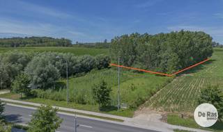 BURST - Bosperceel van ca. 47 are te Burst (Erpe-Mere)<br /><br />Bent u op zoek naar een eigen stukje natuur? Dan is dit prachtige bosperceel van ca. 4.700 m² (47 are) in Burst ideaal. <br /><br />Gelegen langs de Oudenaardsesteenweg geniet u hier van een groene omgeving, ideaal voor natuurliefhebbers. Het perceel bevindt zich in een landschappelijk waardevol agrarisch gebied en binnen het RUP Sint-Lievens-Houtem en Kottembos, met bestemmingen natuurverweving en agrarisch gebied.<br /><br />Het bosperceel is bereikbaar via een rustig baantje en is uitsluitend te voet toegankelijk. De toegang verloopt via een klein brugje over een meestal droge gracht, waardoor de natuurlijke en ongerepte uitstraling van het perceel volledig behouden blijft. Er kan tot het perceel gereden worden met de wagen, maar het perceel zelf is dus niet toegankelijk met de wagen. <br /><br />Troeven<br />- Bosperceel van ca. 47 are<br />- Rustige en groene omgeving<br />- Ideaal voor natuur- en bosliefhebbers<br /><br />Interesse in dit unieke stukje natuur? Neem gerust contact met ons op voor meer informatie 053/60.65.60.
