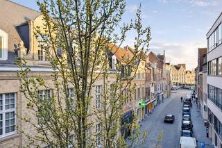 Dit volledig vernieuwde appartement combineert hedendaags wooncomfort met een uitstekende ligging in het centrum van Ieper. <br /><br />Via de inkomhal betreedt u de ruime en lichtrijke leefruimte, die naadloos aansluit op de open, volledig uitgeruste keuken. De doordachte indeling zorgt voor een aangename en praktische woonbeleving. Het appartement beschikt over twee volwaardige slaapkamers, een handige berging en een moderne badkamer voorzien van een inloopdouche, lavabomeubel en toilet. <br />Daarnaast is er een privatieve kelderberging aanwezig, ideaal voor extra stockage. <br /><br />Troeven:<br />° Vloerverwarming voor optimaal comfort<br />° Energiezuinig appartement met een gunstig EPC-label B (129 kWh/m²)<br />° gelegen op een absolute toplocatie in het centrum van Ieper<br />° Instapklaar en volledig gerenoveerd<br />° Hoogwaardige afwerking en volledig geschilderd<br />° conforme elektriciteitskeuring<br /><br />Dit appartement is de perfecte keuze voor wie op zoek is naar comfortabel, energiezuinig en zorgeloos wonen op een centrale ligging. <br /><br />Interesse? Neem vandaag nog contact op voor meer informatie of plan een bezoek ter plaatse.