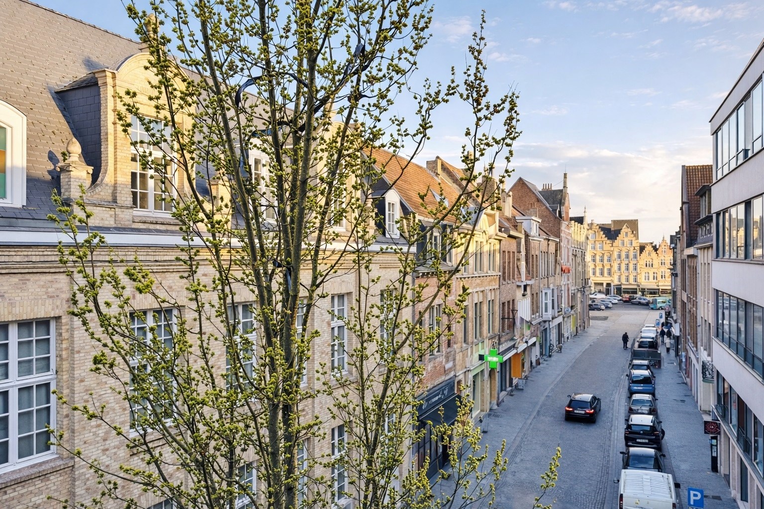 Stijlvol gerenoveerd appartement op toplocatie in het centrum van Ieper. - foto 2