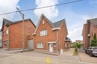 In het landelijke Vliermaal, langs de Kerkveldweg ter hoogte van nummer 19, bevindt zich deze te renoveren halfopen woning met tuin, op een perceel van 5a 95ca.<br /><br />In dit gemoedelijke kerkdorp is het aangenaam en rustig om wonen in een fijne dorpse sfeer. Vlakbij vindt men de kleuter- en basisschool, de bakker en de apotheker. Na een tiental minuutjes rijden komt men op de E313, zodat omliggende steden zoals Hasselt, Bilzen-Hoeselt en Tongeren-Borgloon vlot bereikbaar zijn. Liefhebbers van ontspanning in de natuur vinden in de nabijheid onder meer natuurgebied Eggertingen en tal van wandel- en fietsroutes.<br /><br />De woning werd steeds netjes onderhouden en beschikt over een degelijke structurele basis, met onder meer betonnen tussenvloeren en vernieuwde ramen. Deze woning kan een ideale basis zijn voor kopers die op zoek zijn naar een te renoveren woning met tal van mogelijkheden tot uitbreiding en verdere inrichting.<br /><br />INDELING/OMSCHRIJVING<br /><br />Gelijkvloers<br />-Inkom met trap naar de verdieping<br />-Gezellige leefruimte ingedeeld met zitruimte en eetplaats met zicht op de binnenkoer<br />-Aparte keuken<br /><br />1ste verdieping<br />-Nachthal<br />-Eerste bijzonder ruime slaapkamer. Door de ruime afmetingen van deze kamer bestaat de mogelijkheid om de hal te verruimen met het oog op de installatie van een vaste trap naar de zolderverdieping<br />-Tweede volwaardige slaapkamer<br />-Ruime badkamer<br /><br />Zolderverdieping<br />-In te richten als derde en mogelijk vierde slaapkamer, mits installatie van een vaste trap<br /><br />Buitenomgeving<br />-Gezellige binnenkoer met mogelijkheden voor een aanbouw aansluitend op de bestaande leefruimtes<br />-Bijgebouwen met stalling<br />-Ruime tuin met garage, achteraan handig toegankelijk via de Wijnlaan<br /><br />EPC: 682 kWh/m² p.j. – label F – bijgevolg is dit eigendom onderhevig aan de renovatieplicht.<br />Deze rustig gelegen halfopen woning kan een mooie kans zijn voor wie op zoek is naar een degelijk gebouwde, te renoveren woning met een solide structuur en ruime tuin, in een mooie landelijke omgeving waar het aangenaam wonen is, met tegelijkertijd een vlotte verbinding naar Hasselt, Tongeren-Borgloon en Bilzen-Hoeselt.