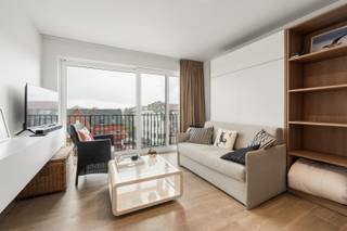 Op slechts 100 meter van het strand en de zeedijk ligt dit prachtig afgewerkte studio. De lichtrijke living met open keuken sluit naadloos aan op een heerlijk zongericht terras. De studio beschikt over een moderne badkamer met douche en lavabo, en is met een EPC B-label bijzonder energiezuinig. Dankzij de centrale ligging en de parkeergelegenheid voor de residentie geniet u hier van optimaal comfort in het hartje Koksijde -bad.