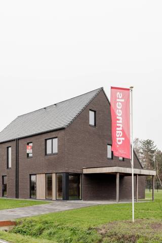 In Laakdal (Vorst) realiseerde Danneels een nieuwbouwproject met energiezuinige gezinswoningen in hedendaagse stijl. De woningen zijn rustig en familievriendelijk gelegen en hebben een prachtig zicht op de velden. <br /><br />Op het lot 7, een mooi perceel van 482 m² met een ideale zuid oriëntatie, bouwden we deze stijlvolle halfopen bebouwing met 200 m² woonoppervlakte. Een open ingedeelde woonkamer, ingerichte eilandkeuken en badkamer, ruime slaapkamers, grote polyvalente zolder, zongerichte tuin met gezellig terras, oprit, carport, … deze woning heeft het allemaal.<br /><br />Deze bijna-energieneutrale woning is o.m. uitgerust met een geothermische warmtepomp, zonnepanelen en een ventilatiesysteem met warmterecuperatie. <br /><br /><span>Danneels werkt deze woning in enkele maanden voor je af met de keuken- en badkamerinrichting en de vloer- en wandtegels van jouw keuze. Onze klantenbegeleider staat klaar om jou te ontzorgen. </span>