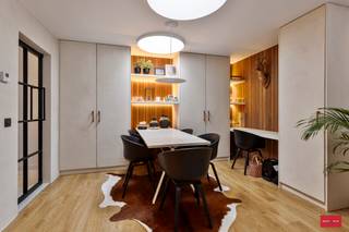 Ontdek dit prachtig appartement in het centrum van Hoogstraten! 
Geniet van hoogwaardige afwerking en een rustige ligging, ondanks de nabijheid van alle faciliteiten zoals winkels, restaurants en openbaar vervoer.

We betreden het appartement in de inkomhal die ons brengt naar de aangename leefruimte met open keuken. Aansluitend is er een handige berging voorzien voor stockage en wasplaats. Op de beneden verdieping vinden we twee slaapkamers, een badkamer en een apart toilet. Tenslotte is er een gemeenschappelijke tuin waar u kan vertoeven bij mooi weer.

Troeven:
- Energiezuinig (warmtepomp, zonnepanelen)
- Zeer centrale ligging doch rustig
- Hoogwaardige afwerking met ingemaakte kasten
- Optie tot huren parkeerplaats

Dit is de ideale woning voor wie comfortabel en rustig wil wonen, maar toch dicht bij alles wil zijn. Maak snel een afspraak voor een bezichtiging en laat je verrassen door de kwaliteit en charme van dit appartement.
Vermelde afmetingen/oppervlakten zijn indicatief. Oppervlakten conform EPC.