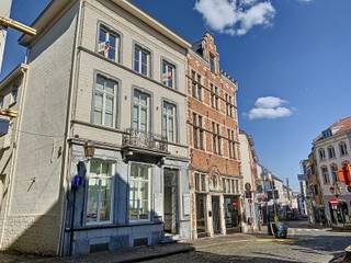Modern en lichtrijk appartement te huur in het centrum van Tienen!In het hart van Tienen, op een absolute toplocatie, bevindt zich dit modern...
