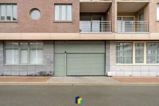Op zoek naar een goed gelegen garagebox? Deze enkele garagebox in de M. Devriendtlaan is zo'n 7,5 meter diep tot 2,5 meter breed en biedt plaats voor een wagen met extra opslag. Gelegen op niveau -1 van een verzorgd complex, met kantelpoort, lichtpunt en stopcontact. Dankzij de centrale ligging vlak bij woongebied, zeedijk en duinen is dit de ideale keuze voor zowel bewoners als tweede verblijvers. Interesse? Contacteer ons snel voor meer info of een bezoek!<br /><br />Overstromingsgevoeligheid: P-score: C (0219/00E004); G-score: A (ID 30697889) | Stedenbouwkundige inl.: Woongebied, Vergund, Geen rechtelijke maatregel of bestuurlijke maatregel opgelegd, Geen voorkooprecht, Geen verkavelingsvergunning.