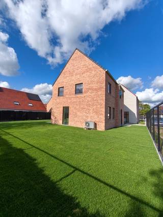 Deze alleenstaande bebouwing heeft een gunstige locatie met de E403 en E40 in de nabijheid, wat vlotte verbindingen garandeert.<br />Profiteer anderzijds van een lichtrijke woning met alle voorzieningen in de buurt.<br /><br />Gelijkvloers: inkomhal met apart gastentoilet, lichtrijke leefruimte met open keuken en een aparte berging. <br />Verdieping: nachthal met apart toilet, 3 ruime slaapkamers en badkamer met ligbad, douche en dubbel lavabomeubel. <br />Zolder te bereiken via een zolderluik. <br /><br /><strong>Troeven van de woning: </strong>
<ul>
	<li>Lucht-water warmtepomp met vloerverwarming </li>
	<li>Twee volwaardige bouwlagen (geen schuin dak in de slaapkamers)</li>
	<li>Regenwaterput 10.000 liter (aangesloten op buitenkraantje, toiletten en wasmachine)</li>
	<li>E20, zonnepanelen </li>
	<li>Parky in de nachthal en slaapkamers</li>
	<li>Volledig geschilderd en voorzien van verlichting</li>
	<li>Tuinaanleg (gras, terras en oprit) en draadafsluiting </li>
</ul>
Heb je interesse in deze alleenstaande nieuwbouwwoning? Neem vrijblijvend contact met ons op voor meer informatie of een bezichtiging. 