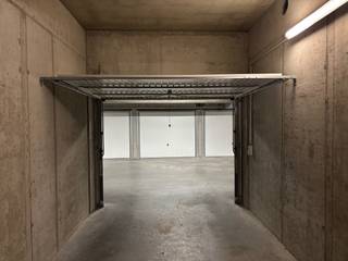 Gesloten, ruime garagebox te koop op een centrale locatie (op 2 min. wandelen van het strand); * Gelegen op verdieping -1 van residentie Villa...
