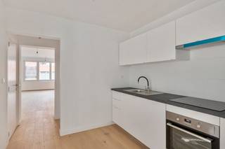 Het betreft een instapklare woonst op de eerste verdieping in een kleinschalig gebouw met een lichtrijke woonkamer en een volledig uitgeruste keuken met moderne toestellen.<br />De badkamer is uitgerust met een douche, een toilet en stijlvol lavabomeubel.<br /><br />Er is een ruime slaapkamer van 14 m² en er is een ingesloten terras van 4 m².<br />Daarnaast beschikt het appartement over een berging waarbij de aansluitingen voor een wasmachine en droogkast aanwezig zijn.<br /><br />Het appartement is gelegen op de grens met Antwerpen (Kiel). In de directe omgeving vindt u diverse winkels, openbaar vervoer en alle nodige voorzieningen.<br /><br />Bent u op zoek naar een instapklaar appartement met in Wilrijk? Neem vandaag nog contact met ons op voor meer informatie of een bezichtiging. Dit kan via 03/369 23 36 of via jeffrey@jurimmo.be