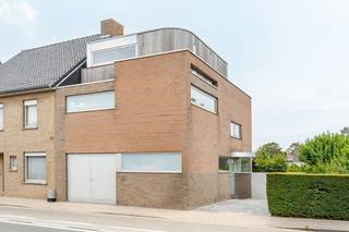 <p><strong>Unieke, strakke halfopen bebouwing</strong> met zuidgerichte tuin op toplocatie nabij het centrum van Roeselare.<br /><br />Op zoek naar een eigentijdse woning met een doordachte indeling, <strong>veel lichtinval en een uitstekende ligging</strong>? Dan is deze unieke halfopen bebouwing beslist een bezoek waard.<br />De woning is ontworpen volgens een <strong>modern woonconcept</strong> waarbij de <strong>leefruimte</strong> zich op de <strong>eerste verdieping</strong> bevindt. Hierdoor geniet u dagelijks van een uitzonderlijke lichtinval en een aangenaam gevoel van ruimte. De open keuken vloeit naadloos over in de stijlvolle woonkamer, die bovendien is uitgerust met tal van <strong>praktische inmaakkasten</strong>.<br /><br />Op het gelijkvloers bevindt zich de inkomhal, een gastentoilet, een garage, een berging en een <strong>polyvalente ruimte die perfect kan dienen als atelier, bureel of derde slaapkamer</strong>.<br /><br />De tweede verdieping beschikt over twee volwaardige slaapkamers, een badkamer en biedt bovendien toegang tot een buitenruimte.<br /><br />Buiten geniet u van een volledig<strong> <em>zuidgerichte, onderhoudsvriendelijke tuin</em></strong> met tuinhuis, ideaal om de hele dag van de zon te genieten. Daarnaast beschikt de woning over een private oprit. Extra comfort wordt geboden dankzij de aanwezige zonneluifel en zonnescreens.<br /><br />Gelegen op een perceel van 421 m², op een bijzonder centrale locatie en op korte afstand van het centrum van Roeselare, winkels, scholen en belangrijke invalswegen, combineert deze woning modern wooncomfort met een uitstekende bereikbaarheid.<br /><br /><u><em>Troeven:</em></u><br />- Unieke architectuur met leefruimte op de eerste verdieping<br />- Zeer lichtrijke woonkamer met open keuken<br />- Praktische inmaakkasten<br />- Mogelijkheid tot 3 slaapkamers<br />- Zuidgerichte, onderhoudsvriendelijke tuin met tuinhuis<br />- Garage en private oprit<br />- Zonneluifel en zonnescreens<br /><br />Benieuwd naar deze unieke woning? Contacteer Domicill Vastgoed vandaag nog en plan uw bezoek in!<br /> </p>