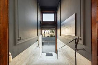 <p><span>ANTWERPEN - Leien</span><span>: Prachtig herenhuis met zicht op de Nationale Bank en op wandelafstand van de Botanic Sanctuary</span></p><p><span> </span></p><p><span>BESCHRIJVING:</span></p><p><span>Dit statige herenhuis in Neoclassistische stijl biedt een unieke kans voor wie een pand met karakter nieuw leven wil inblazen, in hartje Antwerpen.</span></p><p><span>Tal van authentieke stijl-elementen zijn doorheen de jaren zorgvuldig bewaard gebleven, zoals de hoge plafonds, verfijnde sierlijsten, originele parketvloeren, glas-in-loodramen en de imposante centrale trap.</span></p><p><span>Daarnaast beschikt de woning ook over een aparte diensttrap, een mooi verwijzing naar haar historische verleden.</span></p><p><span>Dankzij de ruime indeling en de vele kamers leent deze eigendom zich voor uiteenlopende invullingen.</span></p><p><span>Ze is ideaal als royale gezinswoning, maar biedt eveneens mogelijkheden voor een meergezinsproject of een combinatie van wonen en professioneel gebruik (mits bekomen van een vergunning).</span></p><p><span>De bestaande architectuur en de vele authentieke details vormen een uitstekende basis voor een kwalitatieve renovatie.</span></p><p><span>Achteraan geniet u van een gezellig terras en een aangename stadstuin, waar u in alle rust kunt ontspannen.</span></p><p><span>Bovendien beschikt het perceel over een sfeervol bijgebouw dat perfect kan worden ingericht als praktijkruimte, bureau, atelier, gastenverblijf of hobbyruimte.</span></p><p><span>BIJZONDERHEDEN:</span></p><p><span> </span></p><p><span>* Uiterst centrale ligging nabij winkels, openbaar vervoer en het culturele aanbod van de stad.</span></p><p><span>* Wonen/werken mogelijk</span></p><p><span>* Bijzonder potentieel na renovatie</span></p><p><span>* Parking Nationale Bank op 20m</span></p>