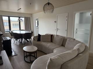 <p>Dit leuke appartement is gelegen op de tweede verdieping van een kleinschalig gebouw in Kessel-Statie, vlakbij winkels en openbaar vervoer. Het beschikt over een ruime leefruimte, keuken, badkamer met douche, een slaapkamer met inbouwkast en een kleinere kamer (bureau/dressing/babykamer) met inbouwkasten en berging. Ook net buiten het appartement, op de tweede verdieping is nog extra bergruimte voorzien. Zowel de leefruimte als de slaapkamer is voorzien van airco. Deze werden geplaatst na de opmaak van het EPC. Elektriciteit is conform. Verder is er ook een terras aanwezig. Het appartement is op dit moment verhuurd, en is dan ook een ideale belegging. </p>