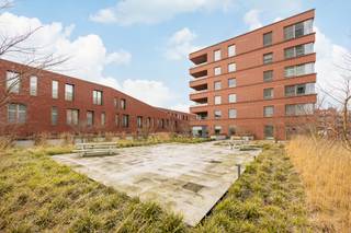 Gelegen op de prestigieuze Turnova-site in Turnhout combineert dit hoogwaardig afgewerkte appartement stedelijke dynamiek met comfortabel wonen. Winkels, horeca en openbaar vervoer bevinden zich op wandelafstand, terwijl de vlotte bereikbaarheid het dagelijks leven extra praktisch maakt.<br /><br />Het appartement bevindt zich op de derde verdieping en is bereikbaar met trap of lift. De open leefruimte, waar woonkamer en keuken naadloos in elkaar overlopen, zorgt voor een aangename lichtinval en een open woongevoel. De twee slaapkamers bieden rust en privacy, ideaal voor een gezin, koppel of thuiswerkplek. De badkamer is praktisch ingericht met toilet, bad met douchefunctie en bidet. <br /><br />In de ondergrondse verdieping beschikt u over een private staanplaats en een berging. Deze zijn verplicht bij aan te kopen onder volgende voorwaarden:<br />- Private staanplaats: € 35.000,00<br />- Berging: € 10.000,00<br /><br />Wie extra comfort wenst, kan optioneel een gesloten autobox aankopen (€ 50.000,00). <br /><br />Buiten geniet u van een privatief terras met uitzicht op de kerk aan de Markt van Turnhout. Daarnaast is er een gemeenschappelijk groen dakterras op de eerste verdieping met een uniek zicht op de Turnova-toren. Kortom, een fijne en unieke plek om even tot rust te komen.<br /><br />Het appartement behaalt een EPC A met een score van 79 kWh/m² per jaar en valt niet onder de renovatieverplichting, wat bijdraagt aan een energiezuinig en toekomstgericht wooncomfort.<br /><br />Troeven:<br />- Hoogwaardige afwerking<br />- Unieke ligging <br />- Praktische en private parkeermogelijkheden<br />- Gemeenschappelijk groen dakterras met uniek zicht<br />- Gunstig EPC