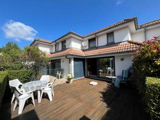 Deze woning bevindt zich op 2,5 km van zee en is rustig gelegen. De indeling is als volgt: inkomhal, WC, keuken, living, op het verdiep zijn er twee slaapkamers en een badkamer met douche, lavabo en WC. Het terras is volledig zuid georiënteerd en privatief, met aanlsuitend een berging. Staanplaats inbegrepen. Mits het plaatsen van een warmtepomp zakt het EPC label naar C.