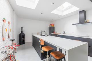 Op een topligging in Sint-Niklaas, op wandelafstand van het station, vinden we deze charmante stadswoning met een uitgesproken...