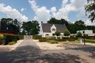 <p><strong>Prachtige, statige villa op een perceel van maar liefst 31 aren 43 centiaren in de groene omgeving 'Berkenveld', op fietsafstand van het Hasseltse stadscentrum! </strong><br /><br /><strong><u>TROEVEN</u></strong>: <br />- Rustige locatie in één van de meest geliefde Hasseltse buurten <br />- Exclusieve, luxueuze woonomgeving<br />- Goede verbinding naar Hasselt-centrum, Genk, Zonhoven, ... via invalswegen, de E313 en de E314 <br />- Op fietsafstand van natuurdomeinen Kiewit en Bokrijk <br />- Corda-campus op fietsafstand en slechts 2 minuten met de auto<br />- EPC label héél makkelijk te optimaliseren door extra dakisolatie, vraag gerust naar de simulaties! <br />- Elektriciteit conform gekeurd tot 2043 <br />- Minutieus onderhouden en afgewerkt met topmaterialen <br />- De woning werd gelijkvloers volledig voorzien op mindervaliden en/of ouderen<br />- Prachtig aangelegde tuin met automatisch beregeningssysteem<br />- Riant perceel van maar liefst 31 aren 43 centiaren <br />- Voldoende parkeergelegenheid rondom de woning en in de inpandige garage <br /><br /><strong>Locatie</strong> - Landelijke charme, hedendaags comfort en een praktische indeling komen perfect samen in deze instapklare villa. Het geheel werd met oog voor kwaliteit en detail afgewerkt en biedt royale leefruimtes die perfect aansluiten bij de wensen van een modern gezin.<br />De woning is gelegen op een perceel van ruim 31 aren in de exclusieve wijk Berkenveld, een groene en rustige buurt die bekendstaat om haar ruime percelen, statige villa’s en prachtige lanen. Hier woont u in alle privacy, omgeven door natuur, terwijl het centrum van Hasselt, de E313, E314 en de belangrijkste invalswegen zich op slechts enkele minuten van uw voordeur bevinden. De combinatie van rust, ruimte, bereikbaarheid en een kindvriendelijke woonomgeving maakt deze locatie tot één van de meest gegeerde op Hasselts grondgebied. Ook natuurliefhebbers halen hier hun hart op: behalve de groene buurt waarin u woont, bevinden ook natuurdomeinen Kiewit en Bokrijk zich op fietsafstand. Talloze mogelijkheden om heerlijk te genieten. <br /><br /><strong>Indeling</strong> - Het hart van de woning wordt gevormd door de sfeervolle leefruimtes, dankzij de riante woonkamer, de gezellige eethoek en de stijlvolle keuken, die naadloos in elkaar overvloeien. Van hieruit heb je een perfect zicht op zowel de voor- als de achtertuin. Verder is de woning praktisch ingedeeld, met gelijkvloers een ruime inkomhal, vestiaire, gastentoilet, technische ruimte en inpandige garage die parkeergelegenheid biedt voor 2 wagens. Eén van de grote troeven van de woning bevindt zich ook op de gelijkvloerse verdieping: een polyvalente ruimte, die momenteel dienstdoet als thuiswerkbureel, met aansluitend een wasplaats en een geïnstalleerde douche. Deze ruimte leent zich perfect voor een vrij beroep, als vierde slaapkamer of als extra leefruimte voor een inwonende ouder. Ook voor wie graag volledig gelijkvloers wenst te wonen, kijkt hier naar een instapklare opportuniteit. <br /><br />Op de verdieping bevinden zich drie volwaardige slaapkamers. De royale master bedroom beschikt over een stijlvolle doorloopdressing en een eigen badkamer, waardoor een luxueuze privésuite ontstaat. Daarnaast zijn er nog een ruime slaapkamer en een kinderkamer.<br /><br />Deze villa combineert de tijdloze uitstraling van een landelijke architectuur met een hoogwaardige afwerking, praktische indeling en hedendaags wooncomfort. Een instapklare gezinswoning waar ruimte, een aangename woonervaring en kwaliteit centraal staan, in één van de meest feeërieke omgevingen van Hasselt. <br /><br />Graag een bezoek aan deze unieke woonst? Laat uw gegevens achter en Koen contacteert u met veel plezier! </p>