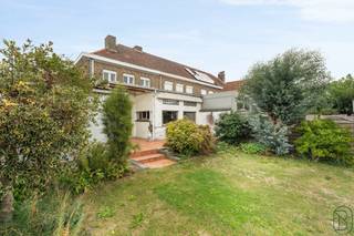 GOEDGELEGEN toffe grote degelijke BURGERWONING met mooie TUIN en TERRAS, GARAGE, 3 SLK en ZOLDER. ENORM VEEL POTENTIEEL. INDELING: inkom, leefruimte met zithoek en eetplaats, keukentje, grote extra woonkamer, badkamer, apart toilet, handige garage, ZUIDGERICHTE omheinde en aangelegde tuin met extra tuinhuis en kelder. Op de 1e verdieping bevinden zich 3 slaapkamers en een dressing / kinderkamer / bureau. ZOLDER die extra potentieel biedt. TROEVEN: reeds overal DUBBEL GLAS, GARAGE met automatische poort, betonnen gewelven, DAK IN PERFECTE STAAT, grote aangename ruimtes, VEEL POTENTIEEL! Bezoek na afspraak met IMMO BEGUIN: 0486/606 600