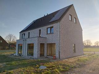 <p><span>Nieuwbouwproject: Twee BEN20-woningen nabij de jachthaven van het Kanaal naar Beverlo.</span></p><p><span> </span></p><p><span>Ontdek dit prachtige nieuwbouwproject bestaande uit twee energiezuinige BEN20-woningen, ideaal gelegen in een rustige, aangename en veilige omgeving, vlak bij de jachthaven van het Kanaal naar Beverlo.</span></p><p><span>Een perfecte locatie voor wie houdt van landelijk wonen met toch alle voorzieningen binnen handbereik. Op slechts enkele minuten bevindt u zich in het gezellige centrum van Leopoldsburg, met winkels, scholen en horeca.</span></p><p><span>De woningen worden opgetrokken op een zuid-oost gerichte bouwgrond van 550 m², geschikt voor halfopen bebouwing — wat zorgt voor een optimale lichtinval en een mooi uitzicht op de tuin.</span></p><p><span> </span></p><p><span>Indeling</span></p><p><span>Gelijkvloers:</span></p><p><span>Inkomhal met apart toilet</span></p><p><span>Ruime, lichtrijke leefruimte</span></p><p><span>Open keuken met zicht op de tuin</span></p><p><span>Praktische berging/wasplaats</span></p><p><span> </span></p><p><span>Verdieping:</span></p><p><span>2 ruime slaapkamers</span></p><p><span>Dressing</span></p><p><span>Badkamer met inloopdouche, dubbele lavabo en toilet</span></p><p><span>Overloop met vaste trap naar de tweede verdieping</span></p><p><span>Zolderverdieping: Mogelijkheid tot een derde ruime slaapkamer of hobbyruimte</span></p><p><span> </span></p><p><span>De woning is voorzien van vloerverwarming op aardgas op het gelijkvloers en in de badkamer. </span></p><p><span>In de badkamer is bovendien een aansluiting voorzien voor een elektrische handdoekdroger als extra bijverwarming.</span></p><p><span> </span></p><p><span>Dankzij het BEN20-label geniet u van een lage energiekost en voldoet de woning aan de strengste normen voor energie-efficiëntie en comfort.</span></p><p><span> </span></p><p><span> </span></p><p><span> </span></p><p><span> </span></p>