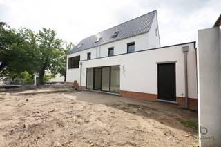 <p><span>Karaktervolle nieuwbouw BEN halfopen bebouwing, centraal gelegen nabij het charmante dorp Oud-Schilde.</span></p><p><span>Deze volledig afgewerkte woning met 225 m² bewoonbare oppervlakte combineert een praktische indeling met hedendaags comfort en biedt alle mogelijkheden om er uw eigen warme thuis van te maken.</span></p><p><span>Via de inkomhal met gastentoilet betreedt u de woning. Verder komt u in de ruime open leefruimte met volledig geïnstalleerde open keuken, voorzien van alle nodige toestellen. Aansluitend bevinden zich de eetkamer en de gezellige zithoek. Dankzij de grote raampartijen geniet u van een overvloed aan natuurlijk licht en een mooi uitzicht op de tuin, met directe toegang tot het terras.</span></p><p><span>Naast de garage bevindt zich een ruime berging met technische voorzieningen en aansluitingen voor wasmachine en droogkast.</span></p><p><span>Op de eerste verdieping vindt u twee slaapkamers (elks 11 m²) en een stijlvolle badkamer uitgerust met ligbad, douche, dubbel lavabomeubel en toilet. Beide slaapkamers beschikken bovendien over een praktische dressing of ingebouwde kastenwand.</span></p><p><span>De tweede verdieping omvat de derde (15m²) en vierde (13,75m²) slaapkamer, evenals een tweede badkamer met douche, lavabo en toilet. Tegenover de badkamer bevindt zich nog een extra bergruimte.</span></p><p><span>Algemeen: HR+ beglazing, zwart aluminium schrijnwerk, vloerverwarming, warmtepomp, zonnepanelen, een combinatie van overwegend parket en lichte tegelvloeren, energiezuinig met label A en een conforme elektrische keuring.</span></p><p><span>De tuin wordt volledig ingezaaid met gras en afgewerkt met een omheining.</span></p><p><span>Deze woning kan aangekocht worden aan 6% btw op de constructiewaarde (onder voorwaarden) en geniet bovendien van een vrijstelling van de onroerende voorheffing gedurende de eerste 5 jaar.</span></p><p><span>De woning is ideaal gelegen met een vlotte verbinding naar belangrijke uitvalswegen en de oprit van de E314.</span></p><p><span>Bent u op zoek naar een ruime, gezellige nieuwbouwwoning op een toplocatie? Contacteer ons gerust voor bijkomende informatie of plan vandaag nog uw bezoek aan de werf: www.buytaertimmo.be</span></p><p><span> </span></p>