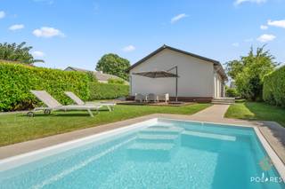 Kijkdag maandag 17/08 **** reservatie via www.polares.eur ****<br /> Modern, stijlvol en tot in de puntjes afgewerkt: deze prachtige bungalow werd recent volledig gerenoveerd en is werkelijk 100% instapklaar. Vanaf het eerste moment straalt de woning een warme en uitnodigende sfeer uit. Zodra de inkomhal met vestiaire en gastentoilet wordt betreden, voelt het meteen als thuiskomen.<br /><br />De lichtrijke leefruimte vormt samen met de open, eigentijdse keuken het kloppende hart van de woning. Dankzij de doordachte indeling en hoogwaardige afwerking sluiten comfort en gezelligheid hier naadloos op elkaar aan.<br /><br />Verder beschikt de woning over drie volwaardige slaapkamers en een stijlvolle badkamer die voorzien is van alle hedendaags comfort. Werkelijk alles werd met oog voor detail vernieuwd, waardoor enkel nog de eigen meubeltjes geplaatst moeten worden om meteen te genieten van een zorgeloze nieuwe thuis.<br /><br />Ook buiten laat deze eigendom een blijvende indruk na. Het prachtig aangelegde terras achteraan nodigt uit tot lange zomeravonden, terwijl het zwembad, de buitendouche en het aparte buitentoilet zorgen voor een echt vakantiegevoel in eigen tuin.<br /><br />Een instapklare parel waar modern wooncomfort, een kwalitatieve renovatie en een sfeervolle buitenbeleving perfect samenkomen.