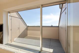 Dit prachtige appartement is gelegen op wandelafstand van Tongeren centrum. Het appartement beschikt over een ruim dakterras met een open uitzicht.<br /><br />De woonst is ingericht met een open leefruimte met keuken en groot raam naar het gezellig dakterras.<br />Verder is er 1 slaapkamer en de badkamer met toilet en douche.<br />Het dakterras heeft aan weerzijde een praktische bergruimte.<br />In het kelderverdiep is er een grote kelder inbegrepen.<br /><br />Ideaal appartement voor een alleenstaande of een koppel. Met een EPC-waarde van 134 en het energielabel B kan je genieten van lage energiekosten.<br /><br />De oriëntatie van het terras is zuidoost, waardoor je de hele dag door kunt genieten van de zon. <br /><br />Te voet naar het centrum doe je in enkele minuten, waardoor je snel bij supermarkten, horeca en andere voorzieningen bent.<br /><br />Interesse? Plan dan snel een bezoek door te bellen naar 012 23 00 23 of stel je vragen aan roland@immo-leroi.be.