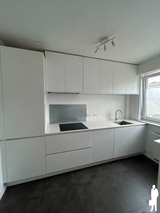 <p><strong><span> Energiezuinig 2-slaapkamerappartement met gunstige locatie in Deurne</span></strong></p>
<p><span>Op een gunstige locatie in </span><strong><span>Deurne</span></strong><span>, aan de </span><strong><span>Vorsenkweekstraat 9-11</span></strong><span>, bevindt zich dit moderne en energiezuinige appartement op de </span><strong><span>eerste verdieping</span></strong><span>. Met een bewoonbare oppervlakte van ca. </span><strong><span>90 m²</span></strong><span> biedt dit appartement alle comfort voor wie op zoek is naar kwalitatief wonen.</span></p>
<p><span>De lichtrijke leefruimte is voorzien van </span><strong><span>airconditioning</span></strong><span>, net als de hoofdslaapkamer, waardoor u het hele jaar door geniet van een aangenaam binnenklimaat. De stijlvolle </span><strong><span>Dovy-keuken</span></strong><span> is uitgerust met een </span><strong><span>inductiekookplaat</span></strong><span> en biedt alle nodige comfort voor dagelijks gebruik.</span></p>
<p><span>Het appartement beschikt over:</span></p>
<ul>
<li><span>2 volwaardige slaapkamers</span></li>
<li><span>Moderne Dovy-keuken met inductiekookplaat</span></li>
<li><span>Airconditioning in de leefruimte en slaapkamer</span></li>
<li><span>Aansluiting voor wasmachine en droogkast</span></li>
<li><span>Energiezuinig met </span><strong><span>EPC-label A</span></strong></li>
<li><span>Privatieve kelderberging</span></li>
</ul>
<p><span>De </span><strong><span>gemeenschappelijke kosten bedragen €55 per maand</span></strong><span>, inclusief waterverbruik.</span></p>
<p><span>Daarnaast is er de mogelijkheid om een </span><strong><span>garage</span></strong><span> te huren, gelegen aan de </span><strong><span>Kerkeveldlaan</span></strong><span>, voor </span><strong><span>€80 per maand</span></strong><span>.</span></p>
<p><span>Dankzij de uitstekende </span><strong><span>Mobiscore van 8,8/10</span></strong><span> geniet u van een vlotte bereikbaarheid en bevinden winkels, openbaar vervoer, scholen en andere voorzieningen zich in de nabije omgeving.</span></p>
<p><span>Bent u op zoek naar een instapklaar, comfortabel en energiezuinig appartement op een centrale locatie? Neem dan gerust contact op voor meer informatie of een bezichtiging.</span></p>