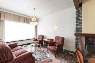 <p>Een praktische indeling en een centrale ligging vormen de ideale basis voor deze gezinswoning met verrassend ruime tuin in Gullegem.</p>
<p>Via de inkomhal komt u terecht in de gezellige leefruimte, bestaande uit een woonkamer, een eetkamer, open keuken, gelijvkloerse badkamer en een tweede eetruimte of salon die tal van mogelijkheden biedt voor een speelhoek, hobbyruimte of extra zithoek.</p>
<p>Aansluitend bevindt zich een praktische tweede hal met gastentoilet en trap naar de verdieping, evenals een berging met inpandige garage die heel wat extra bergruimte biedt.</p>
<p>Op de verdieping bevinden zich vier volwaardige slaapkamers en een extra toilet.</p>
<p>Ook buiten heeft deze woning heel wat te bieden. Naast de woning bevinden zich een praktische buitenberging met douche, een aparte wasplaats, een technische ruimte en een tuinhuis. De mooie tuin vormt de ideale plek om te genieten van het buitenleven, terwijl de carport met uitweg achteraan zorgt voor een vlotte en praktische bereikbaarheid.</p>
<p>De gunstige ligging in Gullegem zorgt ervoor dat scholen, winkels, openbaar vervoer en belangrijke verbindingswegen zich op korte afstand bevinden.</p>
<p>Bent u op zoek naar een ruime gezinswoning met tal van mogelijkheden op een centrale locatie, dan is deze woning zeker een bezoek waard.</p>