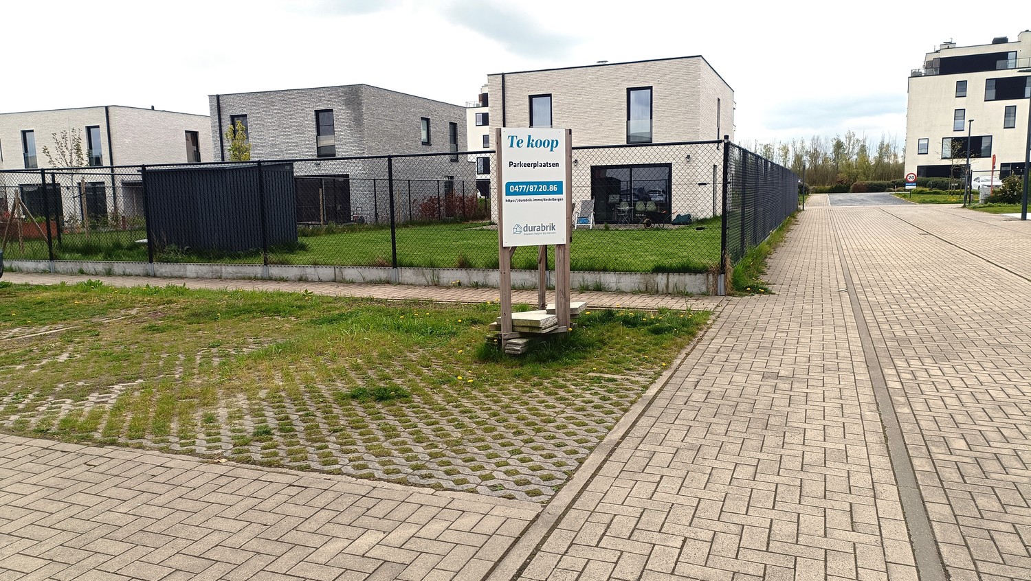Bovengrondse staanplaats te koopPrijs excl. kosten. Interesse? Neem contact met ons op via david.mertens@durabrik.be of bel 0476 98 96 93.