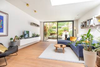 Deze prachtige woning onderging enkele jaren terug een weldoordachte en zeer kwalitatieve totaalverbouwing door MICA Concept.Het behoud van...