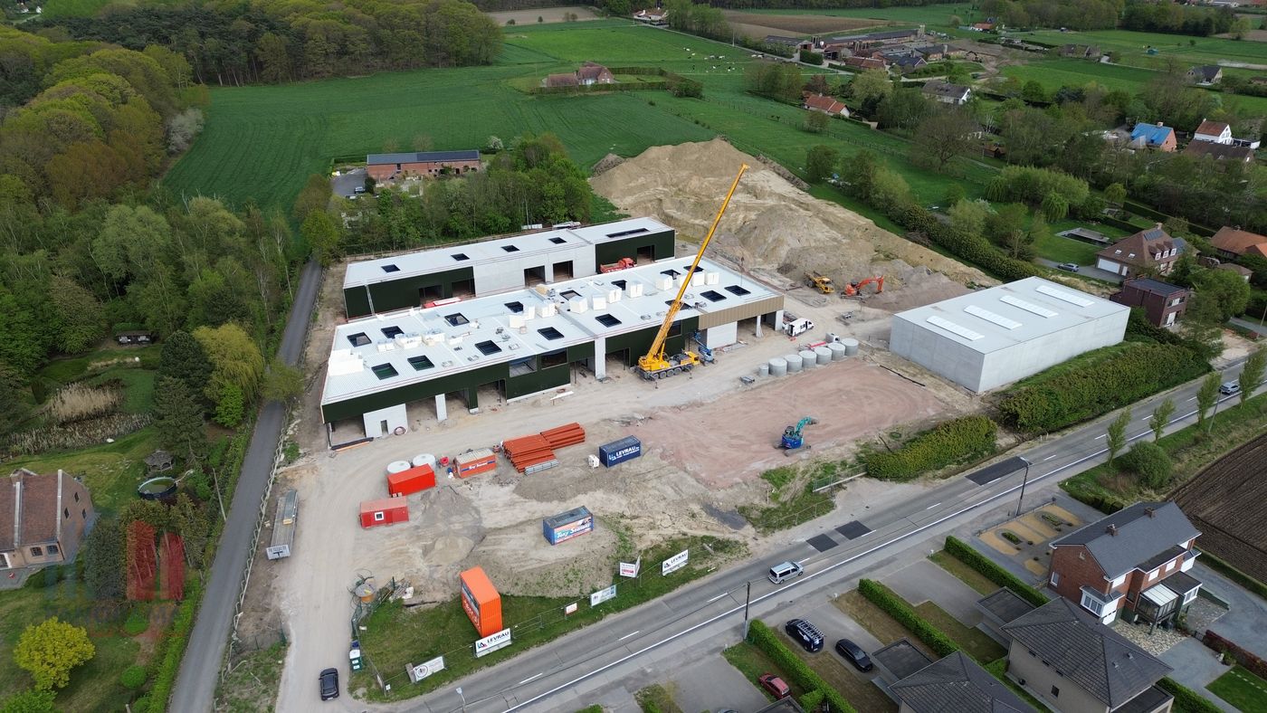 Nieuwbouw KMO-unit van 360 m² met 150 m² kantoorruimte te koop – Strategisch gelegen nabij E17 in Waregem - photo 2