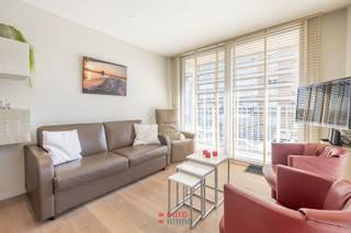 Uitermate gezellig, modern appartement met 1 slaapkamer te koop op de eerste verdieping van de residentie Santhooft.<br />Met een knappe zonne-oriëntering van 's middags tot aan de ondergaande zon is dit de ultieme zon-zee-strand ervaring.<br />Voorzien van een knap interieur EN de mogelijkheid om de garage onder het appartement bij te kopen mits supplement is dit een echte topper in het gamma! Zeer laag energieverbruik.<br />EPC = 170