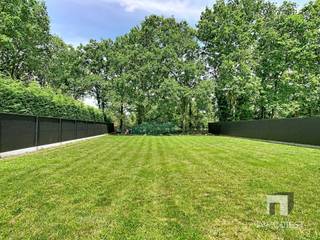 <p><span>Welkom in deze moderne nieuwbouwvilla in Paal, gelegen op een royaal perceel van 1.346 m² en met een bruikbare vloeroppervlakte van 240 m².</span></p><p><span>De woning beschikt over 5 volwaardige slaapkamers, waarvan één op het gelijkvloers en vier op de verdieping. De kamer op het gelijkvloers biedt heel wat mogelijkheden en kan perfect dienen als bureau, speelkamer, hobbyruimte of kangoeroekamer.</span></p><p><span>Het hart van de woning is zonder twijfel de prachtige open leefruimte met moderne keuken en eetplaats. De keuken is voorzien van ingebouwde toestellen en biedt een mooi open zicht op de tuin. Dankzij de grote schuiframen loopt de leefruimte naadloos over naar het gezellige terras en de volledig omheinde tuin.</span></p><p><span>De badkamer op de verdieping beschikt over een vrijstaand ligbad en een ruime inloopdouche met regendouche. Op het gelijkvloers bevindt zich daarnaast een aparte ruimte met toilet, lavabo en ingebouwde kast. Deze ruimte kan eventueel verder worden ingericht met een douche, waardoor er op het gelijkvloers een tweede badkamer kan worden gecreëerd.</span></p><p><span>Deze villa is bovendien helemaal klaar voor de toekomst. Met maar liefst 34 zonnepanelen, 2 batterijen, een lucht/water-warmtepomp, hoogrendementsglas en een uitstekend EPC A met E-peil -27, woont u hier bijzonder energiezuinig en kostenefficiënt.</span></p><p><span>Ook buiten is het heerlijk vertoeven. De tuin biedt veel privacy, is volledig omheind en omgeven door groen. De automatische poort, dubbele garage met sectionale poort en het gecertificeerde alarmsysteem zorgen voor extra comfort en veiligheid.</span></p><p><span>Troeven:</span></p><p><span>* Moderne nieuwbouwvilla op een perceel van 1.346 m²</span></p><p><span>* 240 m² bruikbare vloeroppervlakte</span></p><p><span>* Gunstige ligging nabij centrum, winkels en E313</span></p><p><span>* 5 (tot 6) slaapkamers, waarvan 1 op het gelijkvloers</span></p><p><span>* Extra multifunctionele kamer op het gelijkvloers</span></p><p><span>* Lichtrijke leefruimte met rechtstreeks contact met terras en tuin</span></p><p><span>* Prachtige moderne keuken met open zicht op de tuin</span></p><p><span>* Badkamer met vrijstaand bad én inloopdouche</span></p><p><span>* Tweede badkamer op het gelijkvloers (aansluitingen zijn voorzien)</span></p><p><span>* 34 zonnepanelen en 2 batterijen</span></p><p><span>* Vloerverwarming gelijkvloers + verdieping</span></p><p><span>* Lucht/water-warmtepomp</span></p><p><span>* Hoogrendementsglas</span></p><p><span>* EPC A  E-peil -27</span></p><p><span>* Volledig omheinde tuin met veel privacy</span></p><p><span>* Dubbele garage met sectionale poort</span></p><p><span>* Gecertificeerd alarmsysteem</span></p><p><span>Koop deze nieuwbouw aan 2% registratierechten!</span></p><p><span>Deze riante en energiezuinige villa is ideaal voor wie op zoek is naar ruimte, comfort, privacy en een duurzame woonoplossing op een toplocatie in Paal.</span></p><p><span>Wij leiden u graag met de glimlach rond in deze prachtige nieuwbouw.</span></p><p><span>Voor meer informatie of een bezoek ter plaatse kunt u contact opnemen via 013 31 25 22 of mailen naar wendy@immodiest.be.</span></p><p><span> </span></p>