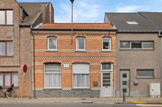Deze charmante woning combineert authentiek karakter met een praktische indeling en een zonnige, ruime tuin. Met een brede voorgevel en...