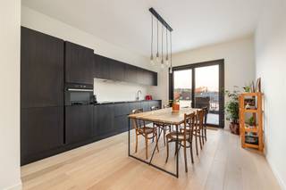  Appartement élégant et rénové dans l'un des quartiers les plus agréables d'Anvers. Dans ce magnifique duplex avec parquet clair, hauts plafonds...