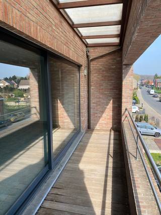 Appartement spacieux au 2e étage, idéalement situé dans une rue calme au centre de Sterrebeek.Deuxième étage : hall d’entrée avec placard intégré,...