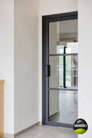 Een unieke kans die je niet mag missen!<br />Dit strakke nieuwbouwappartement in Munsterbilzen combineert modern wooncomfort met een uitzonderlijk fiscaal voordeel: jij betaalt slechts 2% registratierechten in plaats van 21% btw — een besparing van tienduizenden euro's. Nog nooit bewoond, instapklaar en toekomstgericht. Of je nu een eigen thuis zoekt of slim wil investeren: dit is je kans.<br />Licht, ruimte en kwalitatieve afwerking<br /><br />Zodra je binnenstapt, valt de lichtrijke leefruimte op met grote raampartijen en een naadloze verbinding met het ruime terras aan de achterzijde — perfect voor een ontspannen avond buiten of een gezellige loungehoek. Warme parketlook-tegels en een strakke, tijdloze afwerking maken de sfeer meteen compleet.<br />De volledig ingerichte open keuken is uitgerust met nieuwe toestellen en biedt ruim voldoende kastruimte. Aansluitend vind je een handige berging met technische installaties en aansluiting voor een wasmachine.<br /><br />De badkamer met inloopdouche en dubbele lavabo straalt kwaliteit uit, en de twee volwaardige slaapkamers bieden alle ruimte die je nodig hebt — voor een gezin, een koppel, of als rendabele investering.<br /><br />Kleine opmerking, groot voordeel: het appartement wordt opgeleverd zonder schilderwerken — de muren zijn klaar om te schilderen. Dat klinkt misschien als een werkpunt, maar het is eigenlijk een troef: jij kiest zelf de kleuren en maakt het appartement van meet af aan helemaal van jou. Geen overschilderen van andermans smaak, maar een frisse start met jouw eigen touch.<br /><br /><strong>Indeling</strong>
<ul>
<li>Inkomhal met vestiaire en gastentoilet</li>
<li>Lichtrijke leefruimte met open keuken</li>
<li>Volledig ingerichte keuken met nieuwe toestellen</li>
<li>Berging (technieken + wasaansluiting + opbergruimte)</li>
<li>2 volwaardige slaapkamers</li>
<li>Badkamer met inloopdouche en dubbele lavabo</li>
<li>Ruim terras aan de achterzijde</li>
<li>Privatieve parkeerplaats + kelderberging inbegrepen in de prijs</li>
</ul>
<br /><strong>Energiezuinig wonen op zijn best</strong><br />Met een E-peil van E19 behoort dit appartement tot de absolute top op vlak van energieprestaties. Vloerverwarming via warmtepomp, zonnepanelen en een hoogwaardig ventilatiesysteem zorgen voor een laag energieverbruik en lage maandelijkse kosten. Investeren in de toekomst was nog nooit zo verstandig.<br /><br /><strong>Jouw voordelen in een oogopslag</strong><br />✅ Nooit bewoond — écht instapklaar<br />✅ Slechts 2% registratierechten<br />✅ BEN-appartement (E19)<br />✅ Zonnepanelen & warmtepomp<br />✅ Lift in het gebouw<br />✅ Ruim terras & privatieve parking inbegrepen<br />✅ Kelderberging inbegrepen<br />✅ Vermindering kadastraal inkomen eerste 5 jaar<br /><br />Interesse? Neem vandaag nog contact op!<br />Wil je dit appartement bezoeken of heb je vragen? Wij helpen je graag verder en plannen snel een afspraak in. Neem contact op met 0478 30 04 25 of michiel@vestio.com<br /><br />Overweeg je om te verkopen, of ben je gewoon benieuwd naar de huidige waarde van je woning? Wij maken vrijblijvend en kosteloos een professionele schatting op maat — zonder verplichtingen achteraf.