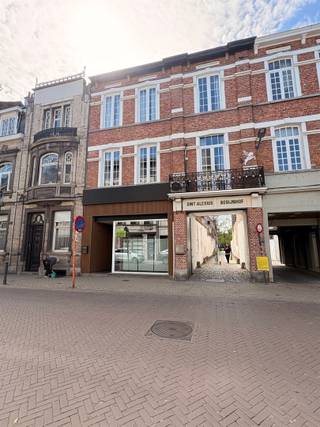 Winkelpand te huur in het centrum van Dendermonde, Ideaal gelegen aan het begin van de Oude Vest. Dit pand is door zijn rechthoekige makkelijk...