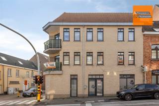 <p><span>Lichtrijk 2 slaapkamer appartement met garagebox.</span></p><p><span> </span></p><p><span>In een recent en klein gebouw van 2017  ZONDER LASTEN vindt u dit instapklaar appartement van +/- 90 m² met veel lichtinval. </span></p><p><span>Een ideale combinatie van comfort en bereikbaarheid.</span></p><p><span> </span></p><p><span>VANAFPRIJS VAN 295.000€</span></p><p><span>SCOOP SALE DINSDAG 3/2 VAN 16.00 TOT 19.00 EN ZATERDAG 07/2 VAN 11 U TOT 14.00 OP AFSPRAAK</span></p><p><span> </span></p><p><span>De leefruimte  heeft grote raampartijen die zorgen voor veel natuurlijk licht en wordt verlengd met een balkon. </span></p><p><span>De keuken (oven, kookvuur, vaatwasser, koelkast) is open sluit naadloos aan op de woonkamer.</span></p><p><span> </span></p><p><span>Het appartement beschikt over twee ruime slaapkamers (+/- 15 en 14 m²) , een badkamer met lavabo, ruime douche en aansluiting voor de wasmachine, een apart toilet en een praktische berging naast de keuken.</span></p><p><span> </span></p><p><span>Troeven:</span></p><p><span>- Ruime garagebox.</span></p><p><span>- Verwarming op aardgas en driedubbele beglazing, EPC B, 129 kWh/m²/j.</span></p><p><span>- Gepantserd deur.</span></p><p><span>- Geen lasten, geen syndicus.</span></p><p><span>- Goede verbinding met invalswegen, scholen, winkels en openbaar vervoer.</span></p><p><span> </span></p><p><span>Boek nu uw bezoek !</span></p>