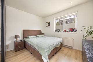 <h2><strong>Duplex op gelijkvloers én eerste verdieping – instapklaar & met garage!</strong></h2>
<p><span>Bent u op zoek naar een <strong>instapklaar duplexappartement</strong> nabij het centrum van Hoevenen? Deze woning met <strong>twee slaapkamers</strong>, <strong>volledig gerenoveerde eerste verdieping</strong> en <strong>inbegrepen garage</strong> biedt een combinatie van comfort, ruimte en privacy.</span></p>
<div></div>
<h2><strong>Indeling</strong></h2>
<h3><strong>Gelijkvloers</strong></h3>
<p><span>Via de <strong>private inkomhal</strong> met ingemaakte kasten betreden we het appartement. Deze hal geeft toegang tot:</span></p>
<ul>
<li>
<p><span><strong>2 slaapkamers</strong> op laminaat</span></p>
</li>
<li>
<p><span><strong>Apart toilet</strong></span></p>
</li>
<li>
<p><span><strong>Badkamer</strong> voorzien van douchecabine, bad, lavabomeubel en ventilatie</span></p>
</li>
</ul>
<h3><strong>Eerste verdieping</strong></h3>
<p><span>Op de eerste verdieping bevindt zich de volledig vernieuwde leefruimte:</span></p>
<ul>
<li>
<p><span><strong>Gerenoveerde leefruimte + eetkamer</strong> op tegelvloer, uitgerust met <strong>airconditioning</strong></span></p>
</li>
<li>
<p><span><strong>Volledig geïnstalleerde keuken</strong> met AEG‑toestellen: vaatwasser, oven, microgolfoven, ijskast en kookvuur met geïntegreerde dampkap</span></p>
</li>
<li>
<p><span><strong>Bijkeuken</strong> met aansluiting voor wasmachine en praktische opbergplanken</span></p>
</li>
<li>
<p><span><strong>Ruim terras</strong> op tegelvloer — volledig privé en ideaal om rustig te genieten</span></p>
</li>
</ul>
<div></div>
<h2><strong>Garage</strong></h2>
<p><span>Achteraan het gebouw bevindt zich de <strong>inbegrepen garage</strong>, ideaal voor wagen, fietsen of extra opslag.</span></p>
<div></div>
<h2><strong>Extra informatie</strong></h2>
<p><span>✔ EPC-label <strong>B</strong> – 146 kWh/m²/jaar ✔ <strong>Elektriciteit conform</strong> ✔ <strong>Geen gemeenschappelijke kosten</strong> ✔ <strong>Individuele nutsvoorzieningen</strong> ✔ <strong>Verkoop onder registratiestelsel</strong></span></p>
<div></div>
<h2><strong>Interesse?</strong></h2>
<p><span>Laat deze kans niet aan u voorbijgaan. Contacteer Vastgoed03 via <strong><span>03 568 03 03</span></strong> of <strong>info@vastgoed03.be</strong> voor meer informatie of een bezoek.</span></p>