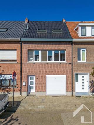 <p><span>Charming, move-in-ready family home with a garden and 3 spacious bedrooms</span></p><p><span> </span></p><p><span>The home is located in a quiet residential neighborhood on a one-way street. It’s peaceful yet centrally located, with many amenities—including public transportation, shops, schools, and daycare centers—within walking distance. </span></p><p><span> </span></p><p><span>We enter the home through a bright entryway with access to the garage, the basement, a guest bathroom, and the living area. The garage is ideal for storing bicycles and housing the washer and dryer. Through the spacious living area, we enter a practical kitchen with additional storage and access to the garden and terrace. In this west-facing city garden, you can truly unwind. </span></p><p><span>On the first floor, there are two large bedrooms, one of which is currently used as a gym. There is also a spacious bathroom with a tub/shower, toilet, and a double sink. Continuing on to the second floor, you’ll first pass a handy desk unit before entering the master suite—a beautiful bedroom with built-in closets and an open bathroom featuring a walk-in shower. </span></p><p><span> </span></p><p><span>Additional e's:</span></p><p><span>- EPC rating C - no renovation obligation applies</span></p><p><span>- Spacious basement with central heating system</span></p><p><span>- PVC double-glazed windows</span></p><p><span>- Electrical system compliant with AREI standards </span></p><p><span>- Water softener</span></p><p><span>- No measures listed on the Flemish Enforcement Platform</span></p><p><span>- Move-in ready</span></p><p><span> </span></p><p><span>Looking for a move-in ready, energy-efficient family home in a great location? We’d be happy to show you around.</span></p><p><span>You can also contact us for a valuation of your own home.</span></p><p><span> </span></p><p><span>Contact immo Matrix-Kolum for more information and to schedule your visit.</span></p><p><span> </span></p><p><span> </span></p><p><span> </span></p><p><span> </span></p>