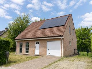 De woning is te betreden via de inkomhal met apart gastentoilet. Vervolgens komt u in de bijzonder ruime en lichtrijke leefruimte, waar grote raampartijen voor een aangename natuurlijke lichtinval en een mooi uitzicht op de tuin zorgen. De ruimte biedt plaats voor zowel een volwaardige zithoek als een ruime eetplaats.<br /><br /><span><span><span><span><span>Aansluitend bevindt zich de geïnstalleerde keuken, voorzien van voldoende kastruimte en de nodige toestellen. Verder beschikt het gelijkvloers over een praktische berging en een ruime inpandige garage. Dankzij de oprit is er ook voor de woning parkeergelegenheid aanwezig.</span></span></span></span></span><br /><br /><span><span><span><span><span>Op de eerste verdieping geeft de nachthal toegang tot drie volwaardige slaapkamers en een badkamer. De open zithoek kan flexibel worden ingericht als bureauruimte, speelkamer of extra ontspanningsruimte. De houten balken en plafonds zorgen hier voor een warme en karaktervolle uitstraling. Op de tweede verdieping bevindt zich nog een zolder.</span></span></span></span></span><br /><br /><span><span><span><span><span>Een van de grootste troeven is zonder twijfel de bijzonder ruime en groene tuin. De bomen en beplanting creëren veel privacy en maken dit tot een aangename plek om in alle rust van het buitenleven te genieten.</span></span></span></span></span><br /><br />Tot slot is de woning uitgerust met zonnepanelen. Met haar ruime indeling, drie slaapkamers, inpandige garage en prachtige tuin biedt deze eigendom bijzonder veel mogelijkheden voor wie op zoek is naar een gezinswoning die verder naar eigen smaak kan worden ingericht.<br /><br />Troeven:<br />+ Gunstige locatie<br />+ Open bebouwing<br />+ Energiezuinig<br />+ Tien zonnepanelen<br />+ Prachtige tuin<br /> <br />Heeft u interesse en wenst u graag een bezoek? Surf dan naar onze website www.vbvastgoed.be