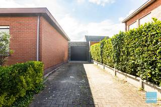 Degelijke woning met 3 slaapkamers, garage en zuidgerichte tuinIndeling: inkomhal, woonkamer, keuken, berging, apart toilet, badkamer en 3...