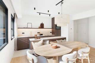 In een zijstraat van de Zeedijk in het Zoute en op enkele passen van de Kustlaan en het Driehoeksplein, bevindt zich dit luxueus gerenoveerd appartement met 2 slaapkamers.<br />Dit appartement werd zeer kwalitatief afgewerkt met warme materialen.<br />Het terras die grenst aan de slaapkamer biedt u een mooi zijdelings zeezicht.<br /><br />Indeling: inkom met vestiaire en apart toilet. Brede en lichtrijke woonkamer met gezellige eethoek en open, volledig ingerichte keuken.<br />Slaapkamer voor dubbel bed, voorzien van ingemaakte kasten en een ensuite douchekamer. Tweede, ruime slaapkamer, ook voorzien van ingemaakte kasten en een tweede ensuite douchekamer. Deze slaapkamer heeft een aangenaam terras met zijdelings zeezicht.<br /><br />In de residentie is er een gemeenschappelijke fietsenberging en een aparte kelder.<br />In het gebouw zijn er reeds heel wat investeringen gebeurd, zoals een nieuwe gevel, vernieuwde lift, nieuwe balustrades,...<br /><br />Er is mogelijkheid tot aankoop van een staanplaats in een gebouw op wandelafstand van het appartement.