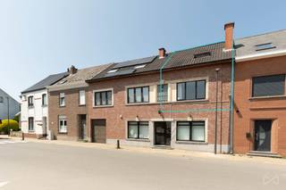 <p>Ontdek dit ruime en instapklare duplexappartement met privatieve tuin en garagebox, centraal gelegen in het hart van Erps-Kwerps. Met maar liefst 167 m² bewoonbare oppervlakte geniet u hier van bijzonder veel ruimte, gecombineerd met hedendaags wooncomfort en een uitstekende ligging tussen Leuven en Brussel.<br /><br />Op de eerste verdieping bevindt zich de lichtrijke leefruimte met aansluitend een volledig uitgeruste keuken. Van hieruit heeft u toegang tot het zonnige terras, waar u geniet van een prachtig en open uitzicht over de achterliggende velden. Op deze verdieping is bovendien voldoende ruimte om een extra slaapkamer, bureau of hobbyruimte in te richten.<br /><br />De bovenverdieping beschikt over drie volwaardige slaapkamers en biedt daarmee alle ruimte voor een gezin of voor wie graag wat extra plaats ter beschikking heeft.<br /><br />Een absolute troef is de privatieve tuin: een aangename en groene plek waar u in alle rust en privacy kan ontspannen, tuinieren of genieten van het buitenleven. Ook aan parkeergelegenheid is gedacht dankzij de inbegrepen garagebox.<br /><br />De centrale ligging maakt het plaatje compleet. Het appartement bevindt zich in de dorpskern van Erps-Kwerps, op wandelafstand van onder andere een supermarkt, lagere school, sporthal en bushalte. Dankzij de vlotte verbindingen bereikt u bovendien gemakkelijk Leuven, Brussel en de omliggende gemeenten.<br /><br />Bent u op zoek naar de ruimte van een woning, gecombineerd met het comfort van een appartement en een eigen tuin? Dan is dit duplexappartement absoluut een bezoek waard.<br /><br />Contacteer ons vandaag nog voor meer informatie of een bezichtiging!</p>