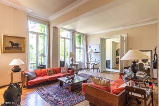 <p><span>ANTWERPEN - Bij Oudaan en Mechelseplein</span><span>: Uitzonderlijke meesterwoning in Neoclassicistische stijl in hartje stad met gevelbreedte van 17m, overdekt binnenzwembad, inpandige garage en zuidtuin. EPC Label B</span></p><p><span> </span></p><p><span>BESCHRIJVING:</span></p><p><span> </span></p><p><span>Deze herenwoning bevindt zich in de rustige Aalmoezenierstraat, een doodlopende straat op wandelafstand van het beste dat Antwerpen te bieden heeft. </span></p><p><span>De geveldbreedte van maar liefst ca 17m en vrije hoogtes van 3m maken het ruimtelijk gevoel werkelijk uniek doorheen de volledige de woning. </span></p><p><span>Met een inpandige garage met automatische poort ter beschikking, is parkeren nooit een probleem en tot ontspanning komt u steeds in de ruime zuidtuin met aansluitend overdekt zwembad. </span></p><p><span>Dit aanbod is een echte opportuniteit voor wie royaal wilt leven in de stad. </span></p><p><span> </span></p><p><span>Gelijkvloers:</span></p><p><span>Portaal met doorgang naar tuin.</span></p><p><span>Rechts ruime traphal met vestiaire en toilet.</span></p><p><span>Links zitkamer met toegang tot de garage met dubbele, automatische poort.</span></p><p><span>Rechts van de doorgang bevindt zich de woonkamer met daarachter de keuken. </span></p><p><span>Links van de doorgang is een ruime zitkamer met achteraan aansluitend een aanbouw met groot verwarmd zwembad, beiden uitgevend op de tuin.</span></p><p><span>Terras en aangelegde zuidtuin (ca 220m²) met veel privacy.</span></p><p><span> </span></p><p><span>1° Verdieping</span><span>: </span></p><p><span>Centrale traphal met rechts een bergkamer.</span></p><p><span>Links een ontspanningsruimte.</span></p><p><span>Achteraan, over de volle breedte van het gebouw, ligt een grote ruime kamer met aansluitend een kamer met badkamer.</span></p><p><span> </span></p><p><span>2° Verdieping</span><span>:</span></p><p><span>Volledig hoogwaardig gerenoveerd als appartement met eigen slaapkamer en dressing op prachtige parket. </span></p><p><span>Volledig geïnstalleerde keuken met granieten werkblad en toestellen. Sublieme badkamer met ligbad en inloopdouche op marmer.</span></p><p><span> </span></p><p><span>Zolderverdieping</span><span>:</span></p><p><span>Een kleinere trap geeft toegang tot de enorme zolderverdieping met zeer hoge plafonds.</span></p><p><span> </span></p><p><span>Kelder</span><span>:</span></p><p><span>Ruime kelder met gewelven</span></p><p><span> </span></p><p><span>BIJZONDERHEDEN:</span></p><p><span> </span></p><p><span>- Toplocatie in centrum Antwerpen</span></p><p><span>- Unieke gevelbreedte en gedeeltelijk luxueus gerenoveerd</span></p><p><span>- Inpandige garage en zwembad</span></p><p><span>- Zonnepanelen </span></p><p><span>- Daken geïsoleerd</span></p><p><span>- Weishaupt verwarming</span></p><p><span>- Centraal stofzuigsysteem</span></p>