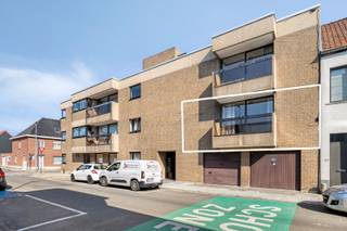 <span><span>Op zoek naar een centraal gelegen studio voor eigen bewoning of een interessante opbrengsteigendom in het centrum van <strong>Roeselare</strong>? Lees dan zeker verder!<br /><br />Deze studio is gelegen in de Steenstraat, op een uitstekende locatie in de stadskern van Roeselare. Winkels, scholen, openbaar vervoer en tal van andere voorzieningen situeren zich op wandelafstand.<br /><br />De studio bevindt zich op de eerste verdieping van een <strong>kleinschalige residentie</strong>, opgericht in 1976, en beschikt over een gezellige en lichtrijke leefruimte met eet- en zithoek, slaaphoek, <strong>aanpalend buitenterras</strong>, een open keuken, een badkamer uitgerust met douche, lavabo, toilet en wasplaats en een aparte berging.<br /><br />Men beschikt over een <strong>EPC-label F (707 kWh/m²jaar)</strong>, waardoor er een renovatieplicht geldt.<br /><br /><strong>De studio staat leeg en is dus meteen beschikbaar bij akte. </strong><br /><br /><u>Troeven:</u></span></span>
<ul>
<li><span><span>Onmiddellijk beschikbaar bij akte;</span></span></li>
<li><span><span>Lichtrijke en gezellige leefruimte;</span></span></li>
<li><span><span>Centrale ligging in het centrum van Roeselare;</span></span></li>
<li><span><span>Zowel geschikt als investering als voor eigen bewoning.</span></span></li>
</ul>
<span><span> Interesse? Neem gerust even contact met ons op voor meer informatie of een bezoek ter plaatse en ontdek zelf de troeven van dit centraal gelegen appartement in Roeselare. Bel Diksimmo op het nummer <strong>051 50 11 51</strong> of mail naar diksmuide@diksimmo.be.</span></span>