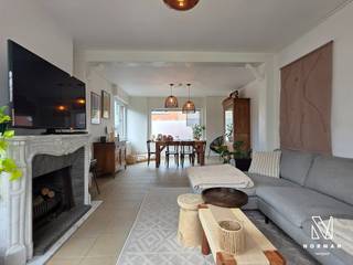 We komen de woning binnen via de hall die toegang geeft tot de lichtrijke zit- en eetruimte. De aangrenzende keuken met warme accenten is praktisch ingericht en voorzien van alle toestellen. Vanuit de keuken hebben we toegang tot de aangename tuinkamer waar er een afzonderlijk gastentoilet is. Naast de tuinkamer vinden we nog een zeer grote bergruimte die ook dienstdoet als wasplaats. <br /><br />Op de 1e verdieping zijn er 2 ruime slaapkamers, beide met een mooie plankenvloer. De badkamer werd recent vernieuwd en is voorzien van een lavabomeubel, inloopdouche en toilet. <br /><br />De zolderverdieping bereiken we via een vaste trap. We vinden er een zee van ruimte terug, die verder kan ingericht worden voor diverse doeleinden (extra slaapkamers, bureauruimte, hobbyruimte,…)<br /><br />De ruime, onderhoudsvriendelijke tuin met veel privacy omvat een zonnig terras en een handig tuinhuis. <br /><br />De woning is voorzien van rolluiken. De elektriciteit is conform en er geldt op vandaag geen renovatieverplichting (EPC D).<br /><br />+ gezellige, instapklare woning<br />+ mooie tuin<br />+ aangename buurt<br /><br />Een bezoek inplannen? Contacteer Annelies via 0479/40.24.24 of annelies@vastgoednorman.be